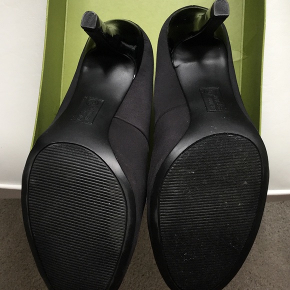 Black satin pumps by Mootsies Tootsies - Picture 3 of 5